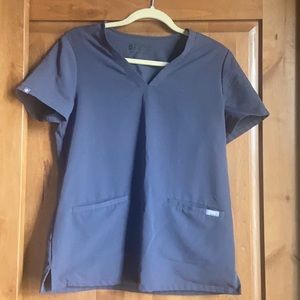 FIGS Casma 3 pocket top